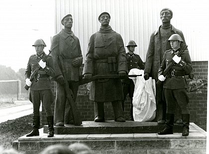 Einweihung einer Figurengruppen „Märzkämpfer“ vor der 
Bezirksverwaltung Halle des MfS 1973 (BStU)