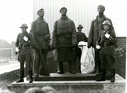Einweihung einer Figurengruppen „Märzkämpfer“ vor der
Bezirksverwaltung Halle des MfS 1973 (BStU)